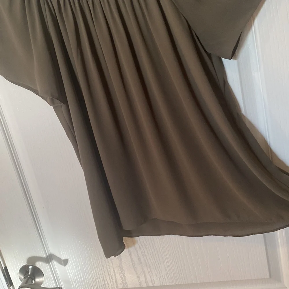 Vince Camuto short Flutter sleeve top fits up to L